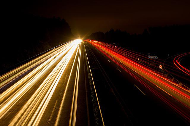 Reflektory samochodowe bez sekretów, inaczej kupujemy lampy tylne i przednie dla znakomitego oświetlenia pojazdu